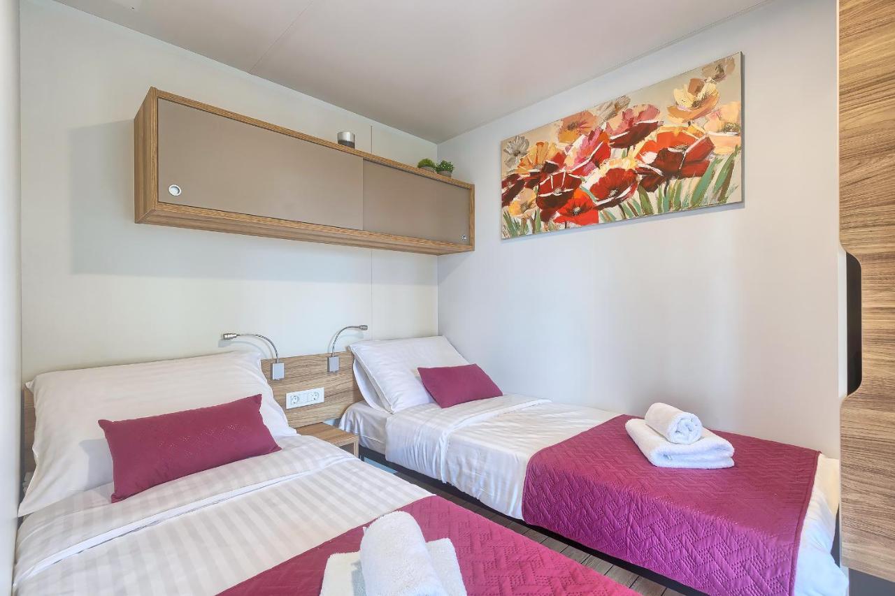Total Escape Mobile Nera Camp Porton Biondi Casa vacanze